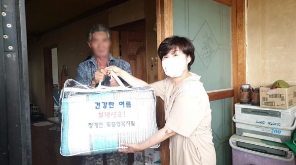 ▲무안군 청계면은 지난 25일 취약계층 20가구에 여름용 이불과 기력회복을 위한 밑반찬 세트를 전달했다.(사진제공=무안군)