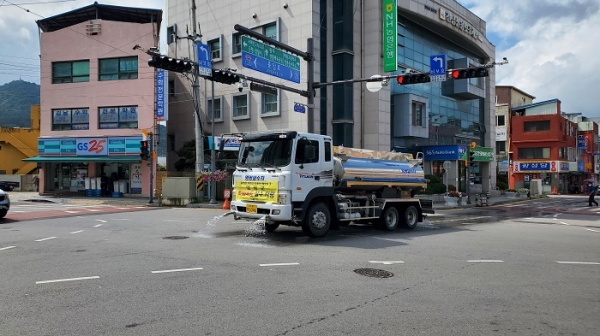 ▲영광군은 지난 25일 관내 주요도로에 살수차를 운영한다.(사진제공=영광군)