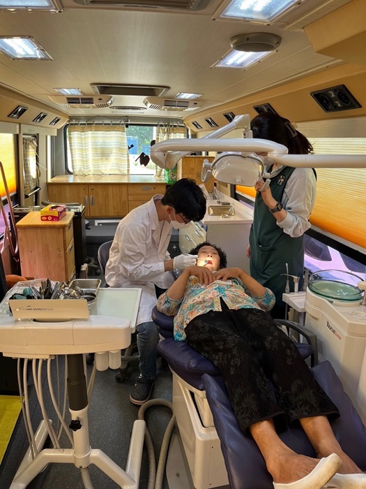▲장흥군보건소에서 찾아가는 치과이동진료‘이 편한 경로당 건강플러스’가 호응을 얻고 있다.(사진제공=장흥군)