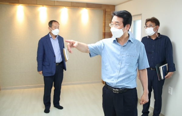 ▲강진원 강진군수가 작천면 빈집 리모델링 사업 현장에 방문해 전원주택을 살펴보고 있다.(사진제공=강진군)
