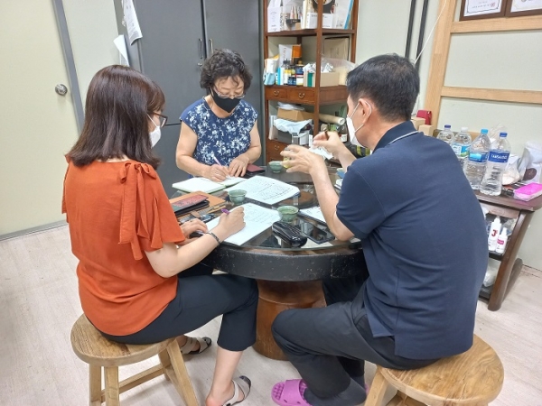▲농업회사법인 (주)다산명가에서 현장 컨설팅을 추진하고 있다.(사진제공=강진군)