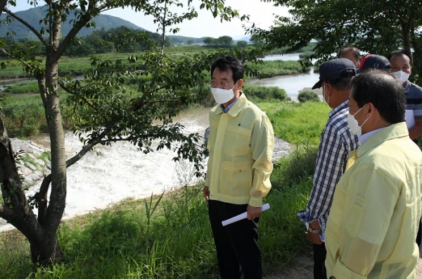 ▲강진원 강진군수가 석교들 배수펌프장 공사 현장을 방문하여 시설의 임시 가동을 점검하고 있다.(사진제공=강진군)