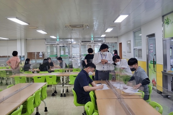 ▲전라남도교육청이 근로자건강센터와 함께 최근 증가 추세에 있는 현업업무종사자의 근골격계 질환 예방을 위한 건강증진 프로그램을 운영했다.(사진제공=전라남도교육청)