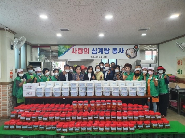 ▲무안군 일로읍 새마을부녀회는 관내 어려운 이웃을 위한 사랑의 삼계탕 봉사 행사를 열었다.(사진제공=무안군)