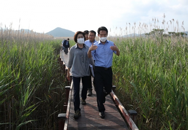 ▲강진원 강진군수가 강진만 생태공원을 방문했다.(사진제공=강진군)