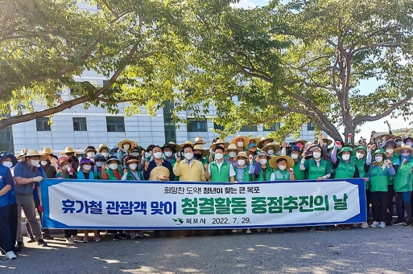 ▲목포시는 지난달 29일 목포해상케이블카 북항승강장 주변 해안도로에서 잡초 제거, 쓰레기 수거 등을 집중 추진했다.(사진제공=목포시)