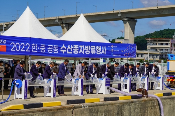▲목포시가 해양수산부와 중국 농업농촌부와 함께 지난달 29일 ‘제4차 한·중 공동 수산종자 방류행사’를 개최했다.(사진제공=목포시)