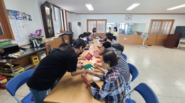 ▲마을경로당에서 어르신들에게 치매예방교육을 실시하고 있다.(사진제공=강진군)