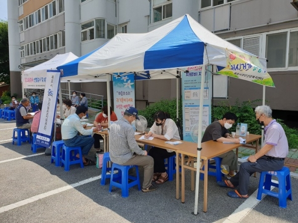 ▲목포시 정신건강복지센터가 찾아가 정신건강 정보를 제공하고 심리지원 상담을 진행하는 이동상담소를 운영했다.(사진제공=목포시)