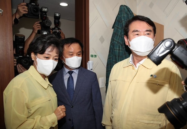 ▲이정선 광주시교육감이 대한민국 안전대전환 연계한 기숙사 현장점검을 실시하고 있다.(사진제공=광주광역시교육청)