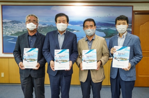 ▲박홍률 목포시장은 지난 3일 시장실에서 ‘민선8기 목포시장직 인수위원회 활동 백서’를 인수받았다.(사진제공=목포시)