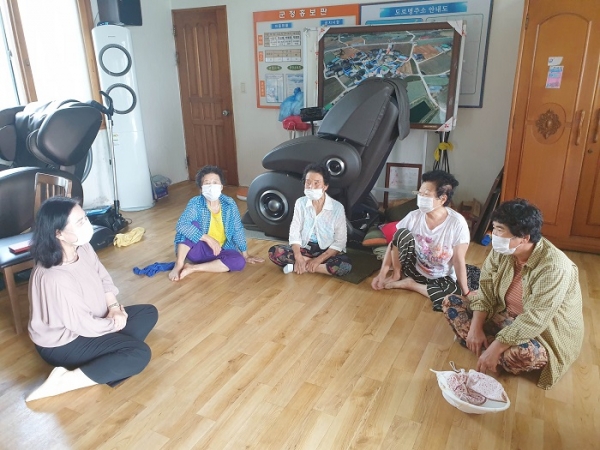 ▲해제면 경로당 무더위쉼터 방역점검(사진제공=무안군)