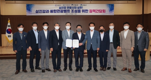 ▲구례 등 섬진강 하류권 4개 지자체가 섬진강권 통합관광벨트 조성에 뜻을 함께하는 정책간담회를 갖고 기념촬영을 하고 있다.(사진제공=구례군)