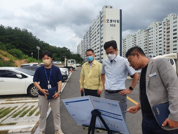 ▲주순선 광양시 부시장은 지난 10일 집중호우와 태풍을 대비해 도시공원 내 산사태 위험지구 2곳을 점검했다.(사진제공=광양시)