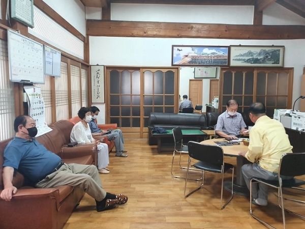 ▲무안군 망운면은 지난 9일 관내 경로당 무더위쉼터를 방문해 냉방기기를 점검하고 어르신들의 건강을 살피는 시간을 가졌다.(사진제공=무안군)
