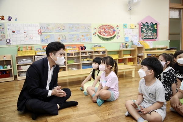 ▲김대중 전라남도교육감 영암대불초 돌봄교실 방문 모습(사진제공=전라남도교육청)