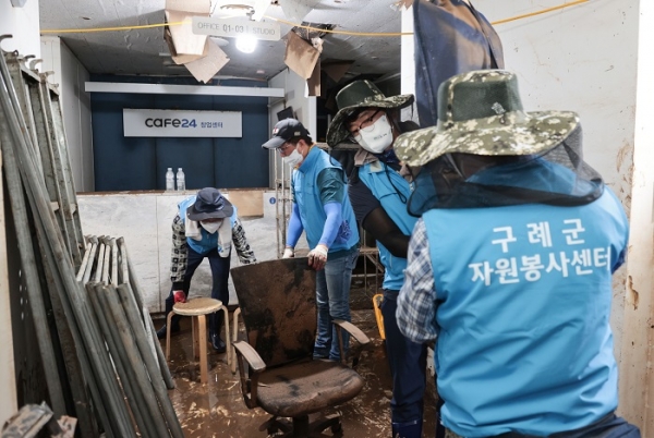 ▲구례군은 지난 16일 김순호 군수를 비롯한 직원들이 서울시 동작구 수해지역을 방문해 피해 복구를 위한 자원봉사를 실시했다.(사진제공=구례군)