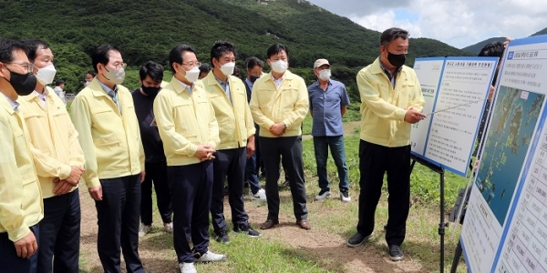 ▲완도군 보길면 상수원 가뭄현장 방문 모습(사진제공=전라남도)