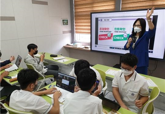 ▲전남 하의중‧고등학교 학생들이 메타버스를 이용해 진로를 탐색하고 있는 모습(사진제공=하의중‧고등학교)