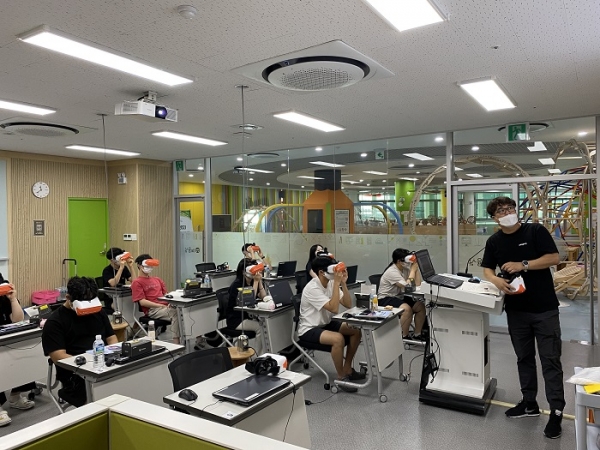 ▲vr을 이용한 지구환경 탐사 모습(사진제공=광주광역시교육청)