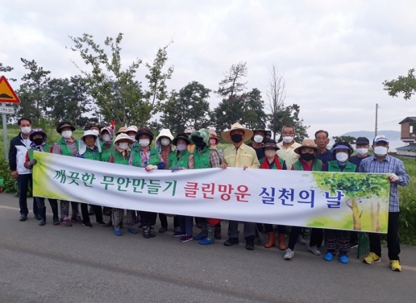 ▲무안군 망운면은 19일 노을길 야영장 일대에서 환경정화 활동을 실시했다.(사진제공=무안군)