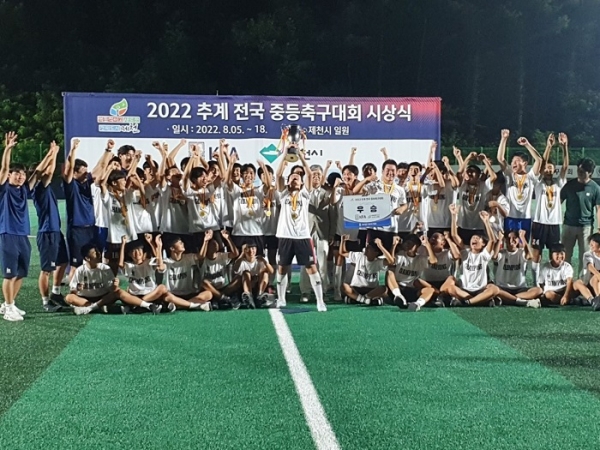 ▲장흥군은 관내 축구 스포츠클럽인 장흥FC가 충북 제천에서 열린 ‘2022 추계 전국 중등 축구대회’에서 고학년부 우승을 차지했다.(사진제공=장흥군)