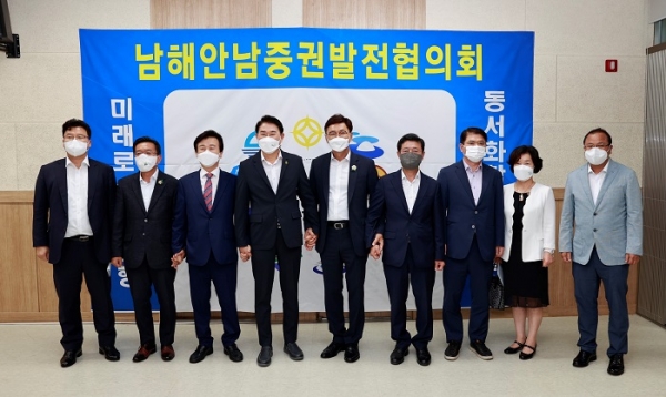 ▲남해안남중권발전협의회(는 19일 수도권을 비롯한 중부지역 호우피해 지원을 위해 (사)전국재해구호협회에 구호성금 3천만원을 전달했다.(사진제공=남해안남중권발전협의회)