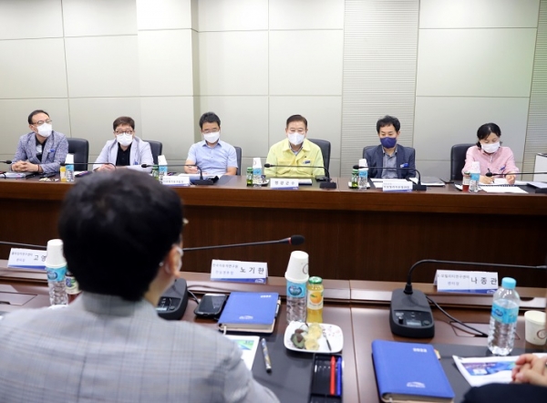 ▲강종만 영광군수가 e-모빌리티연구센터에서 국고사업 추진현황 및 성과를 보고 받고 있다.(사진제공=영광군)
