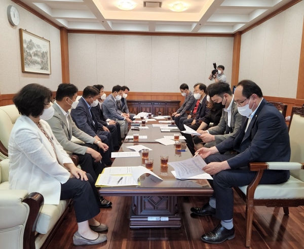 ▲무안국제공항 활성화 추진위원회는 지난 26일 무안국제공항에서 무안군의회, 한국공항공사 무안지사와 공항 활성화를 위한 간담회를 가졌다.(사진제공=무안군)