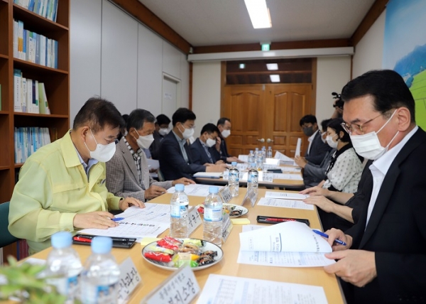 ▲강종만 영광군수는 동물위생시험소 서부지소 방문해 가축전염병 차단방역 대책에 대해 논의하고 있다.(사진제공=영광군)