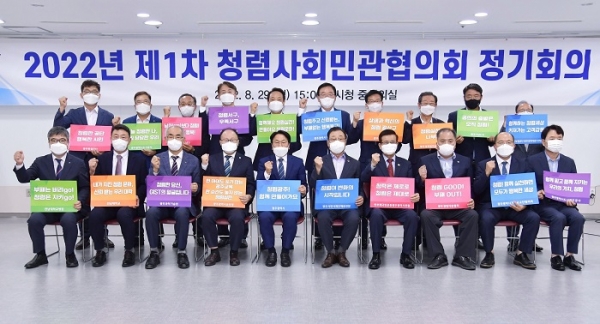▲강기정 광주광역시장이 29일 오후 시청 중회의실에서 열린 2022년 제1차 청렴사회민관협의회 정기회의에 참석해 5개 구청장 등 민간협의회 위원들과 청렴 광주 공동체 실천 서약서에 서명한 뒤 청렴결의 퍼포먼스를 하고 있다.(사진제공=광주광역시)