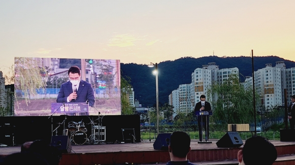 ▲지난 27일 순천시청년권익위원회가 개최한 “2022 순천시 달밤 콘서트”에서 주치훈 회장이 인사말을 하고 있다(사진=이기장 기자)