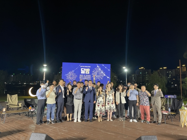 ▲순천시청년권익위원회는 지난 27일 오후 “2022 순천시 달밤 콘서트”를 개최하고 기념 촬영 했다(사진=이기장 기자)