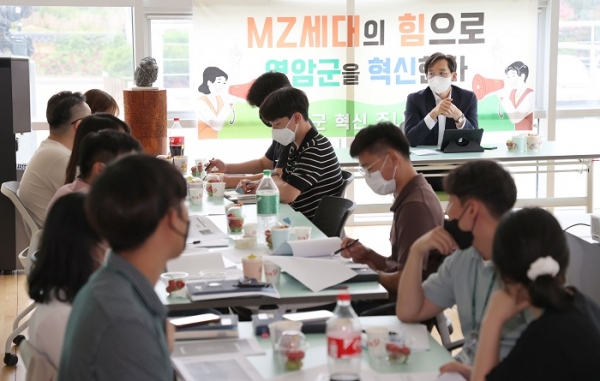 ▲영암군은 지난 29일 ‘영암군 혁신 주니어보드’ 단원들과 관광·청년 분야 혁신 아이디어를 논의하는 ‘혁신 토론회’를 가졌다.(사진제공=영암군)