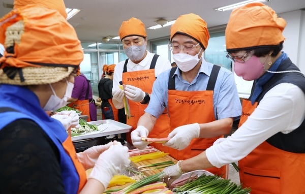 ▲강진원 강진군수와 자원봉사자들이 관내 홀몸 어르신들과 취약계층을 위해 추석 명절 음식을 조리했다.(사진제공=강진군)