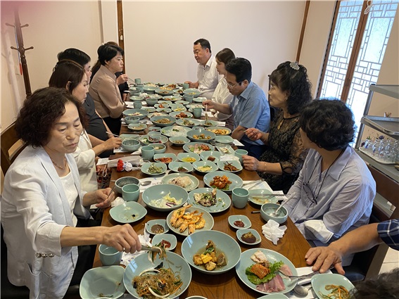 ▲강진원 강진군수가 한국외식업강진군지부와 식사를 하며 간담회를 갖고 있다.(사진제공=강진군)