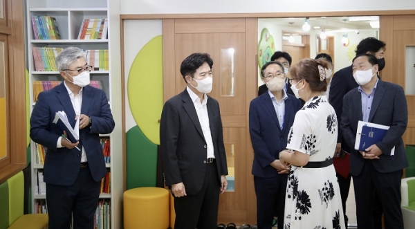 ▲김대중 전라남도교육감이 지난 30일 직장보육시설인 전라남도교육청 꿈자람어린이집을 방문했다.(사진제공=전라남도교육청)