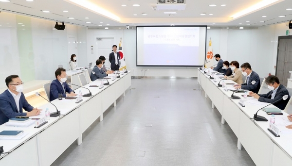 ▲문영훈 광주광역시 행정부시장이 20일 오전 시청 3층 중회의실에서 열린 ‘복합쇼핑몰 신활력행정협의체’ 첫 회의를 주재하고 있다.(사진제공=광주광역시)