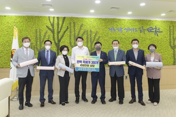 ▲순천시는 지난 21일 경로당 어르신들을 위한 후원물품 전달식을 가졌다.(사진제공=순천시)