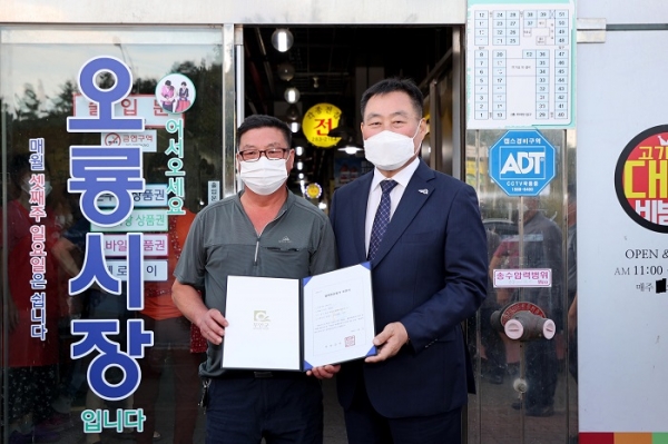 ▲무안군은 지난 21일 오룡시장을 제1호 골목형상점가로 지정하고 지정식을 가졌다.(사진제공=무안군)