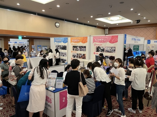 ▲2022 전남 여성 일자리 박람회가 지난 22일 목포신안비치호텔에서 성황리에 개최됐다.(사진제공=목포시)