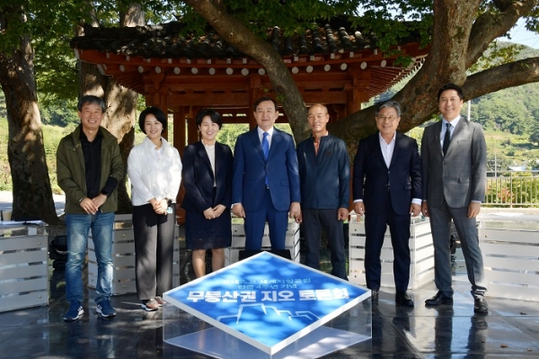 ▲담양군은 지난 27일 가사문학면 무동마을에서 ‘유네스코 무등산권 세계지질공원’ 가치를 재조명하는 지오(Geo)토론회를 갖고 기념촬영을 하고 있다.(사진제공=담양군)