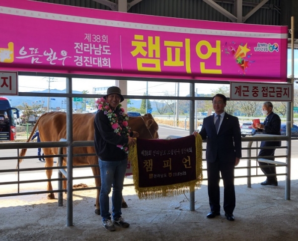 ▲‘전라남도 으뜸 한우 경진대회’에서 챔피언으로 뽑힌 완도자연그대로 한우(좌 박지훈 씨. 사진제공=완도군)