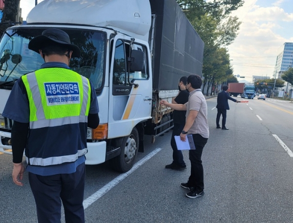 ▲광산구는 화물자동차 운수사업 불법행위 지도단속을 벌여 38건의 위반사항을 적발했다.(사진제공=광산구)