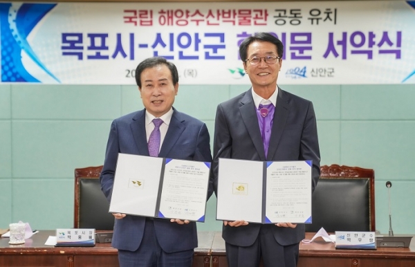 ▲박홍률 목포시장과 박우량 신안군수는 29일 ‘국립해양수산박물관 목포시-목포시 신안군 공동 유치 합의문’ 서약식을 가졌다.(사진제공=목포시)