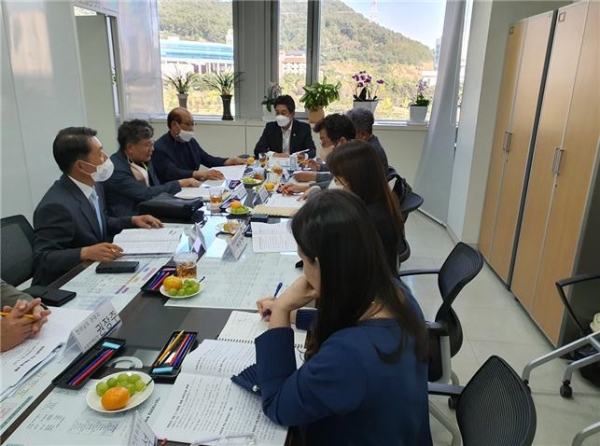 ▲전남도의회 이철 경제관광문화위원장은 상임위 위원들과 29일 전남도의회에서 의정자문위원이 참석한 가운데 분과위원회 회의를 가졌다.(사진제공=전라남도의회)