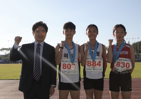 ▲김대중 전남교육감이 제32회 전라남도교육감기 학년별육상경기대회에서 선수들과 기념촬영을 하고 있다.(사진제공=전라남도교육청)