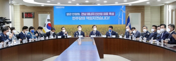 ▲전라남도는 30일 더불어민주당 이재명 당 대표와 최고위원들이 민생행보를 위해 도청을 찾아 전남도와 예산정책협의회를 개최했다.(사진제공=전라남도)
