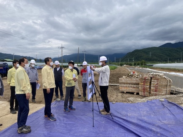 ▲김순호 구례군수는 제11호 태풍 힌남노 북상에 따른 대비 태세를 점검하기 위해 지난 8월 31일에 지구단위종합복구사업 현장을 찾아 주요 공정을 확인하고 안전 관리 상황을 점검했다.(사진제공=구례군)