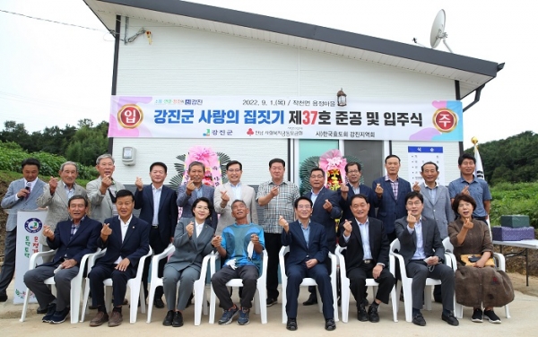 ▲강진군은 지난 1일 제37호 사랑의 집짓기를 완공해 주거가 취약한 장애인 가구에게 따뜻한 보금자리를 마련해주는 입주식을 가졌다.(사진제공=강진군)